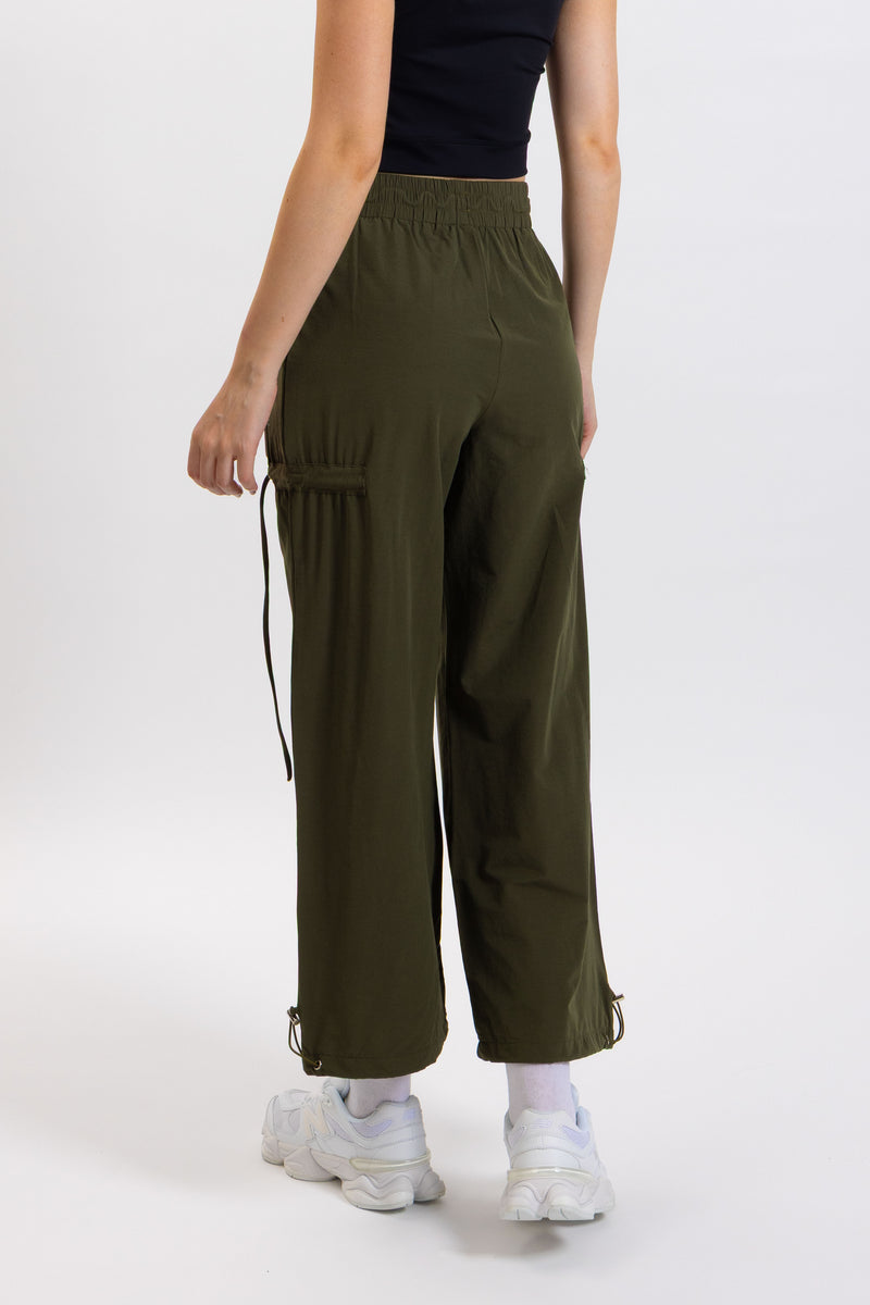 DETAILED WIDE PARACHUTE PANTS