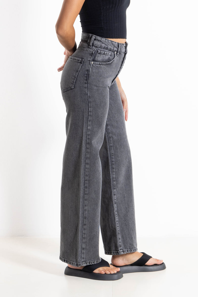 STRAIGHT COMFORT-FIT JEANS