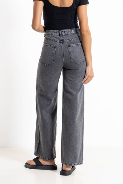 STRAIGHT COMFORT-FIT JEANS